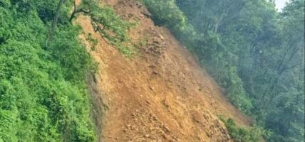 अत्याधिक बर्षाका कारण पहिरो खस्दा काठमाडौं- नौबिसे सडक अवरुद्ध