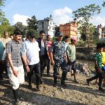 प्रचण्डद्वारा भक्तपुरको सागबारी क्षेत्रमा हनुमन्ते नदिले पुर्याएको क्षति अवलोकन