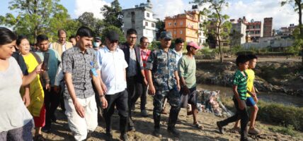 प्रचण्डद्वारा भक्तपुरको सागबारी क्षेत्रमा हनुमन्ते नदिले पुर्याएको क्षति अवलोकन